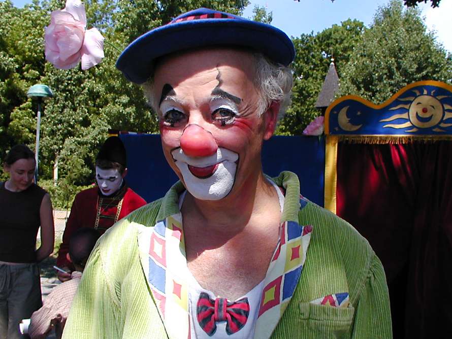 Clownen är glad.
