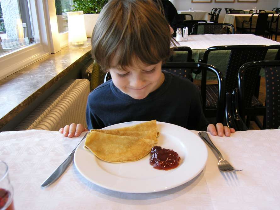 Pojken är hungrig.