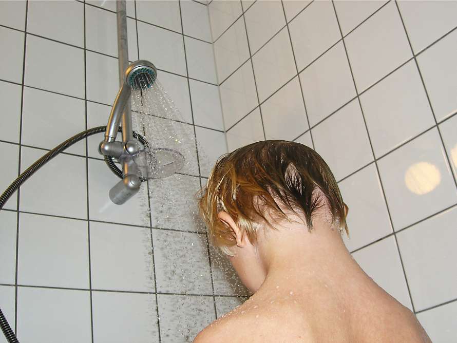 Barnet duschar varmt.
