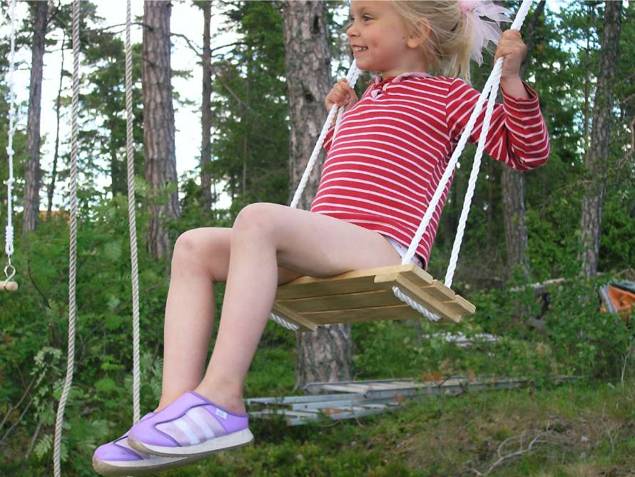 Flickan gungar högt.