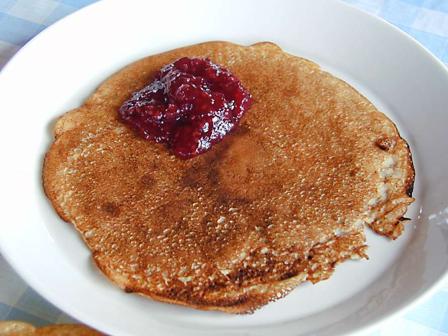 En pannkaka med sylt.