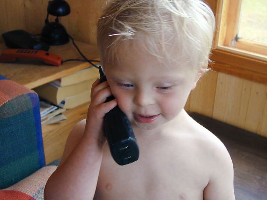 Pojken pratar i telefon.