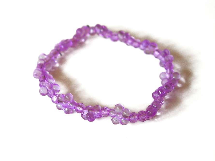 Ett lila armband.