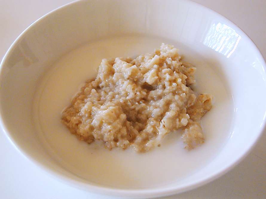 En tallrik med gröt till frukost.