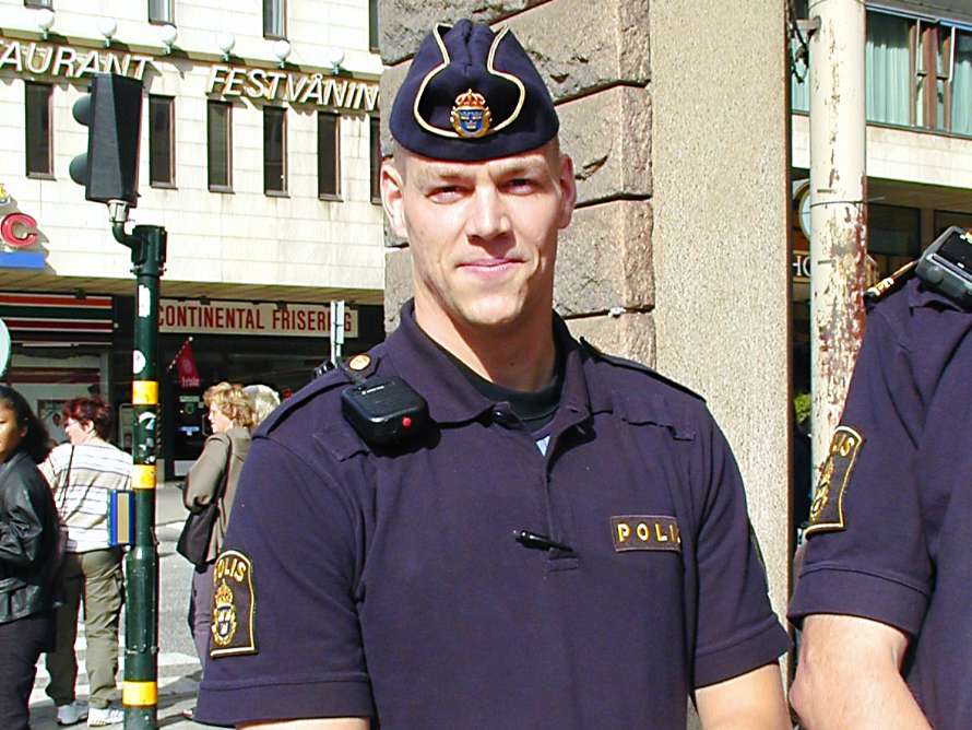 Mannen arbetar som polis i staden.