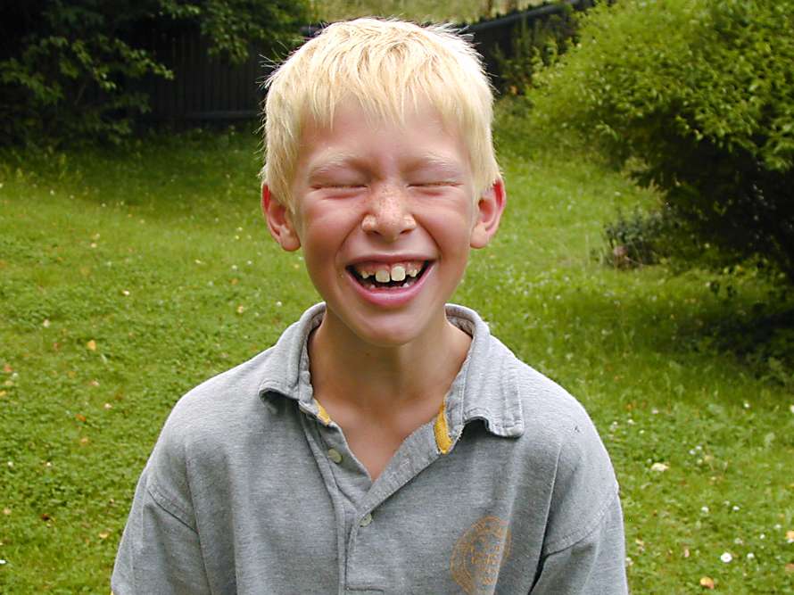 Pojken är glad och skrattar.