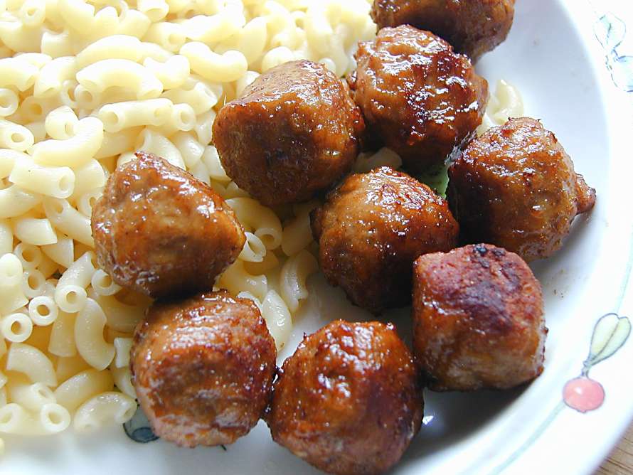 Köttbullar och makaroner till lunch.
