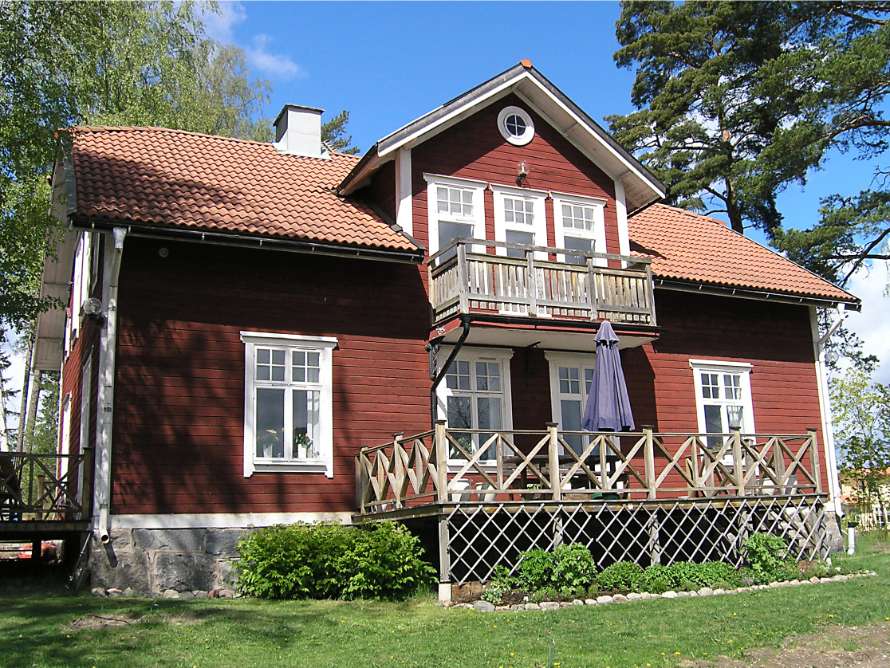 Det röda huset är stort.