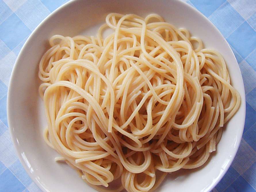 Bara spagetti på en tallrik.