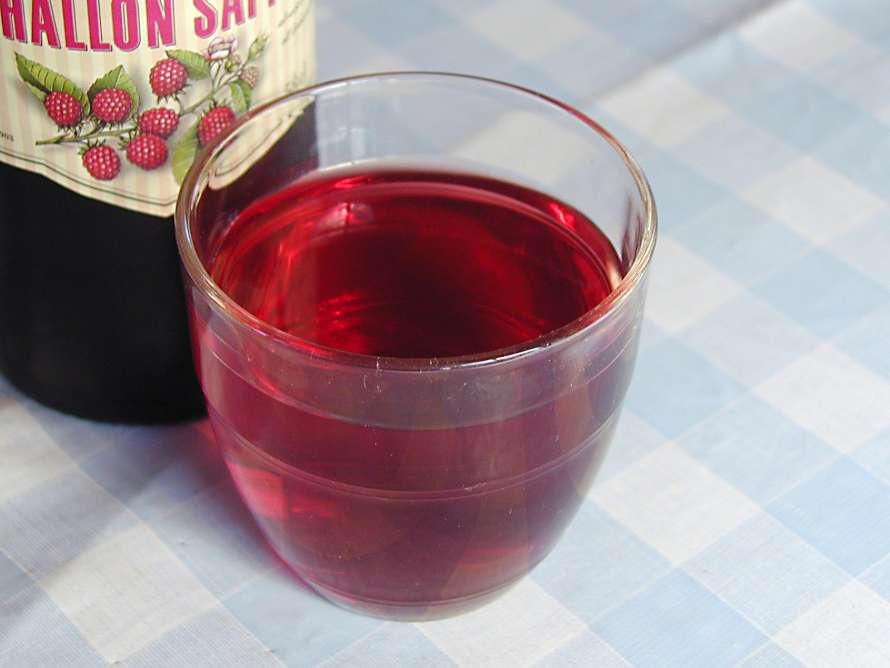Ett glas saft på bordet.