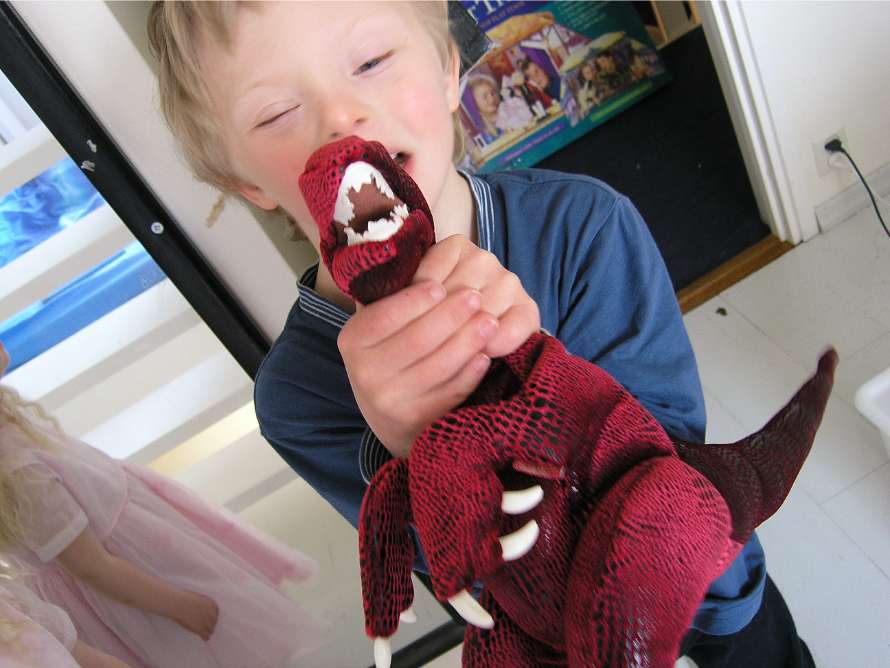Jag skrämmer henne med min dinosaurie.