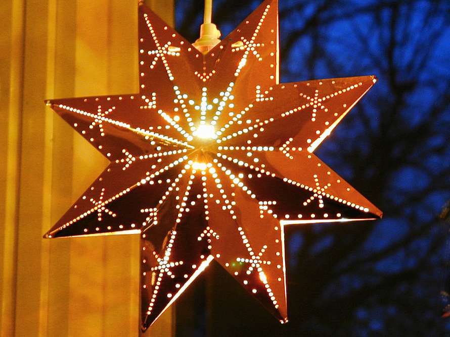 i december tänder vi ljus och stjärnor.