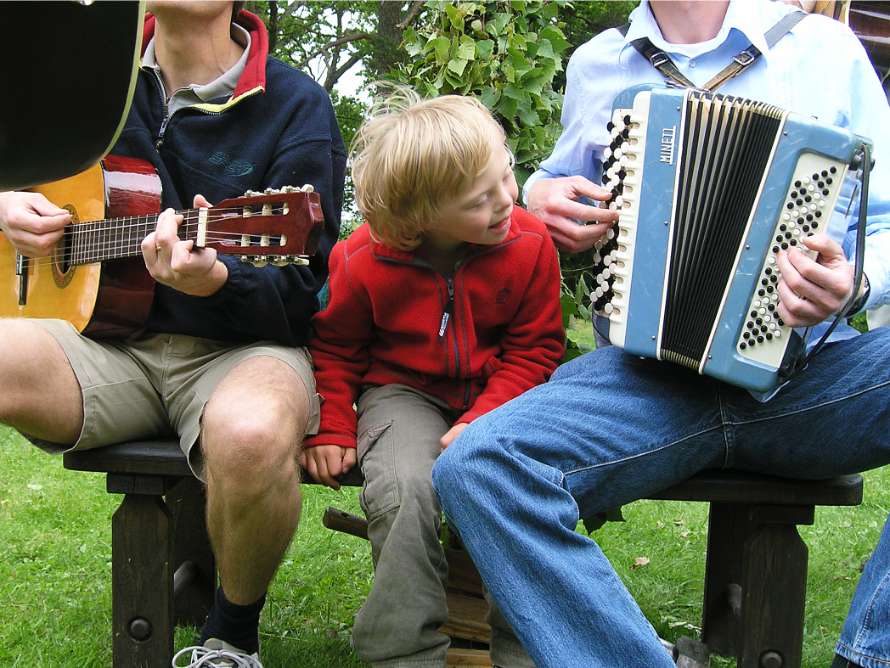Musiken är glad och härlig.
