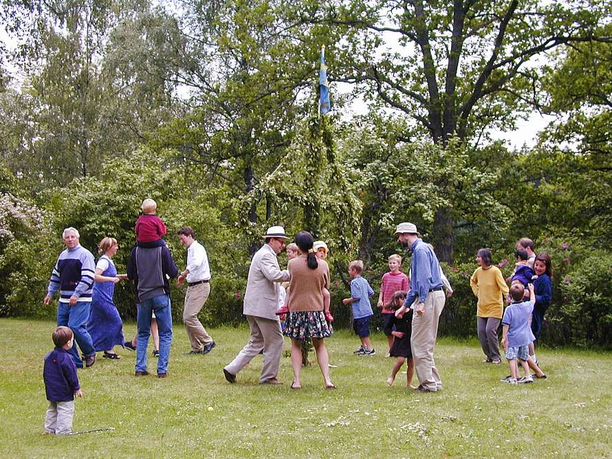 Alla dansar och sjunger tillsammans.