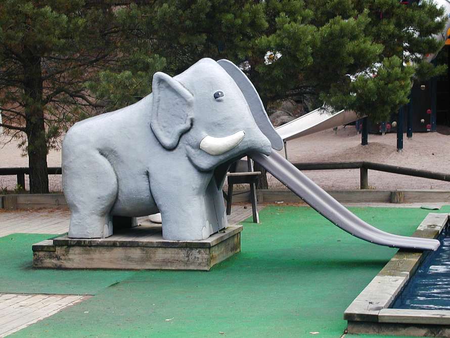 Vi åker en rutschkana som är en elefant.