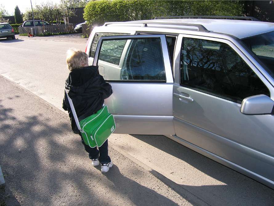 Jag tar med skolväskan till bilen.
