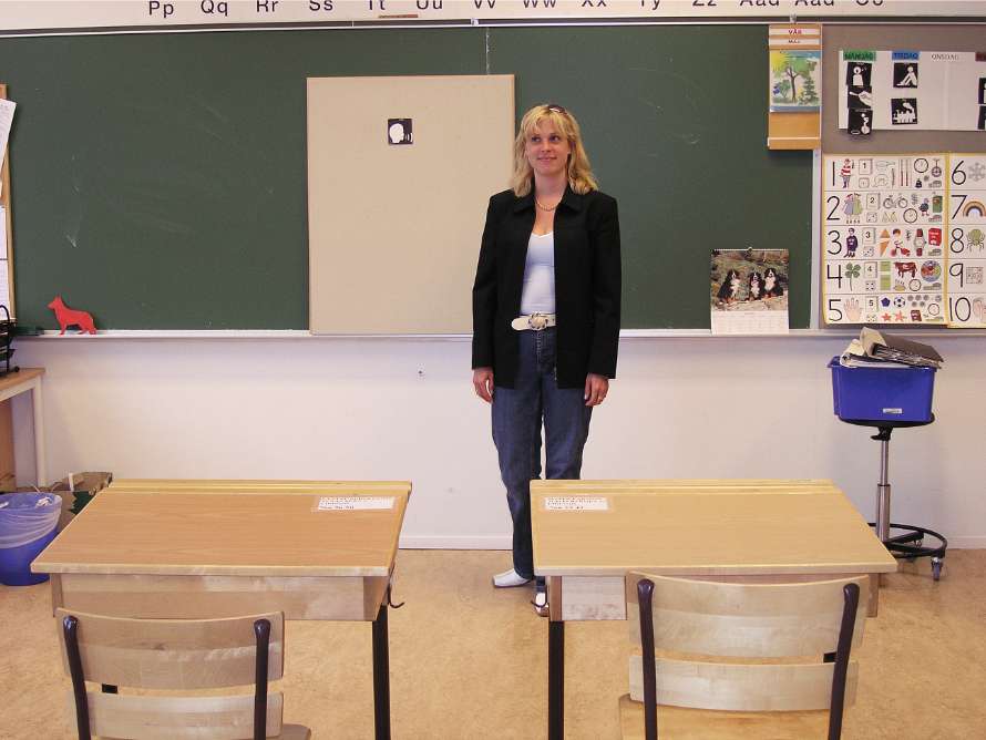 I klassrummet väntar fröken.