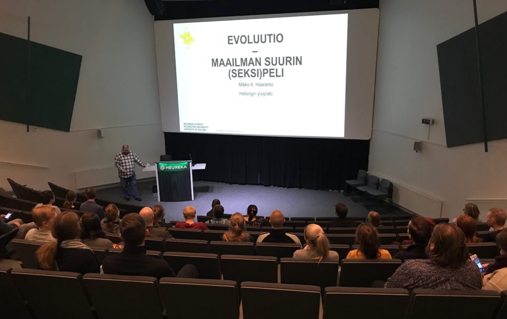 H18-illan esitys auditoriossa.