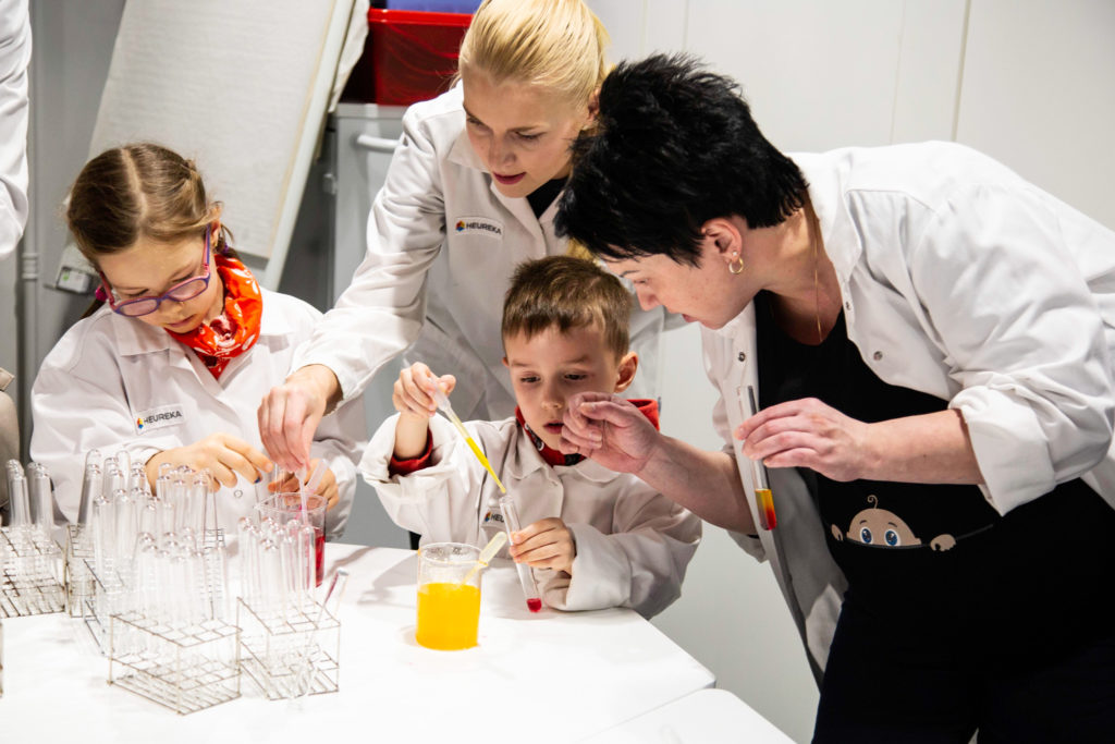 Värikokeita Lasten laboratoriossa.