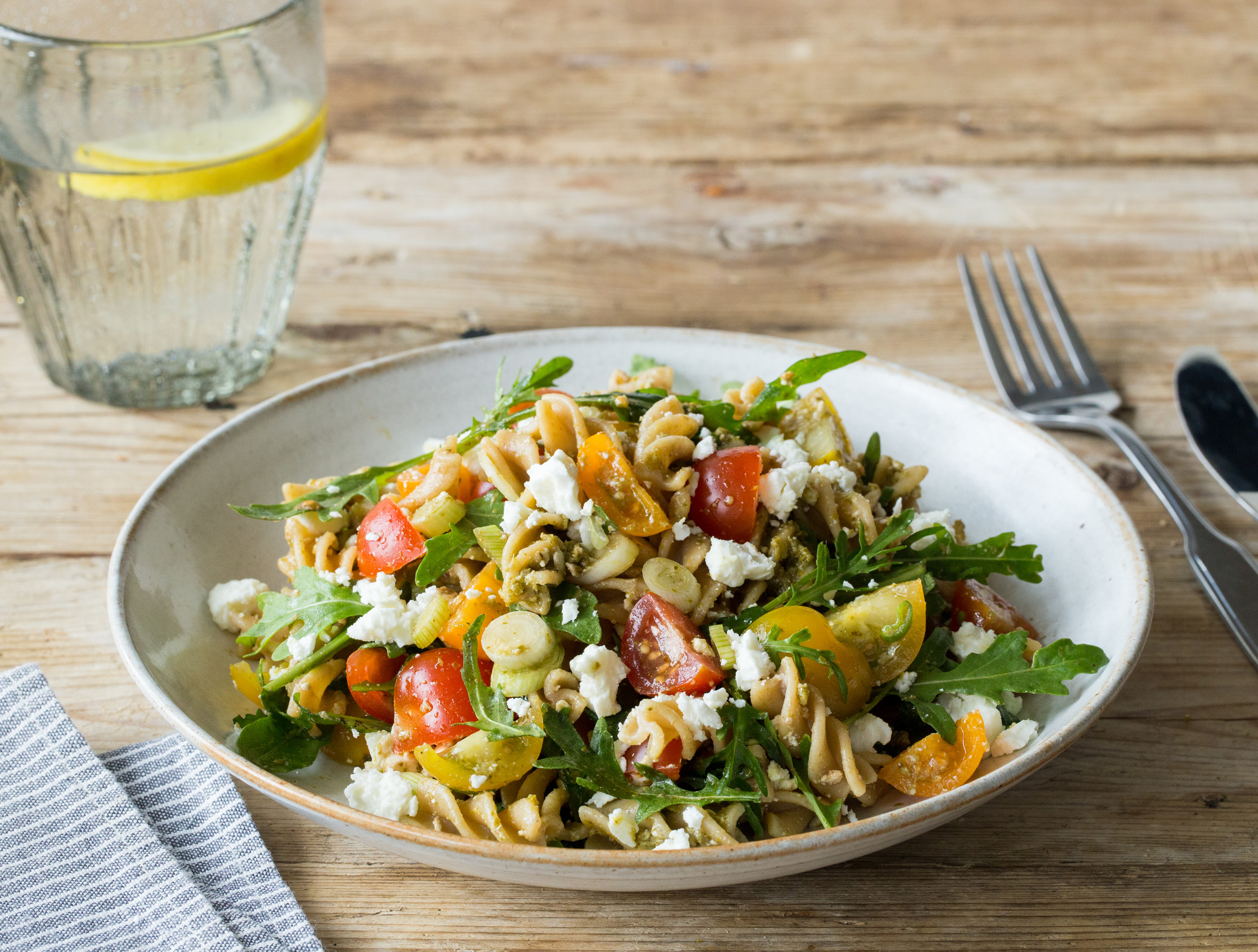 Pastasalade met groene pesto, tomaten en feta Smaakvolle 
