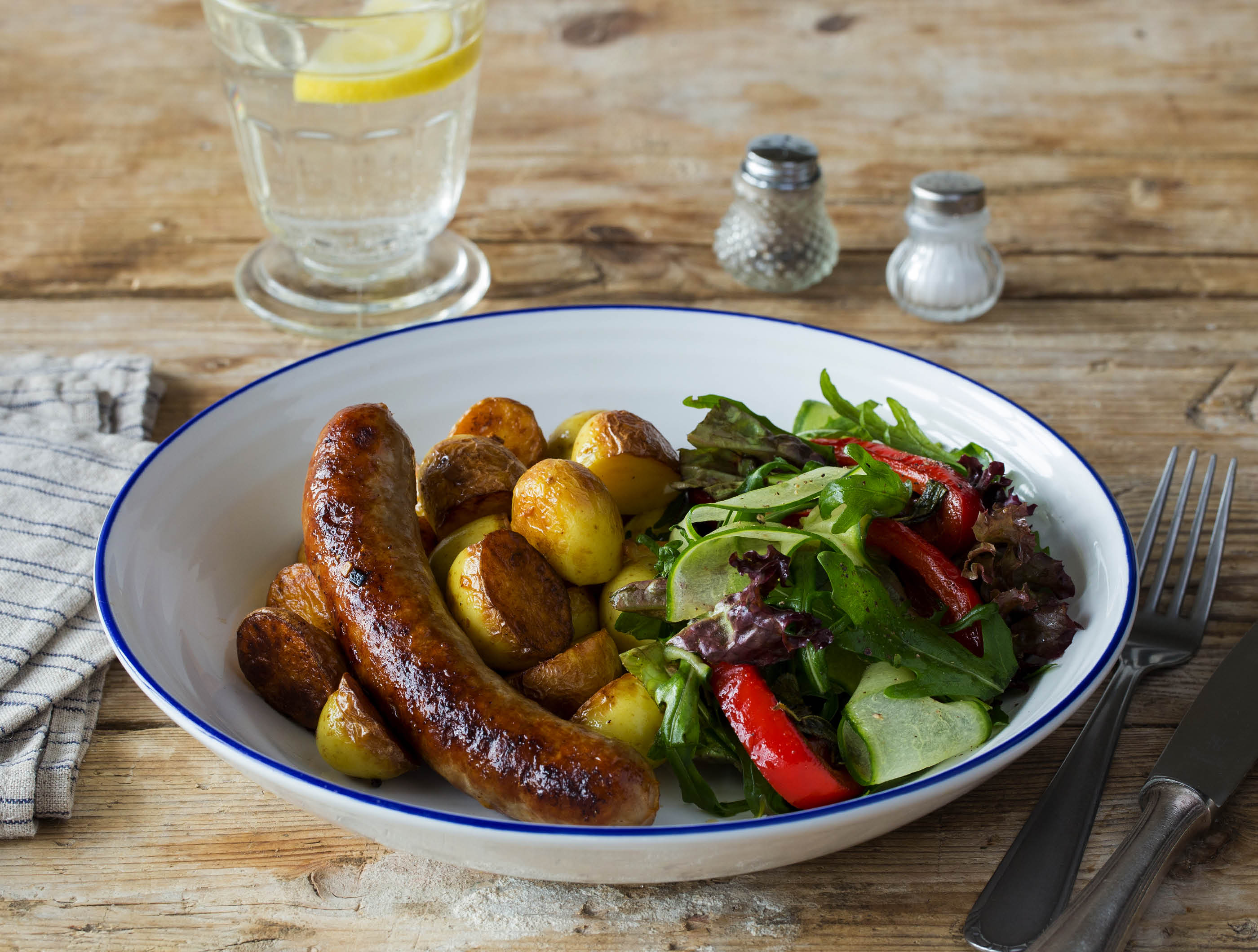 Worst van Brandt & Levie, salade met warme paprika en gebakken krieltjes Heerlijke worst met venkelzaad en een salade met verse oregano