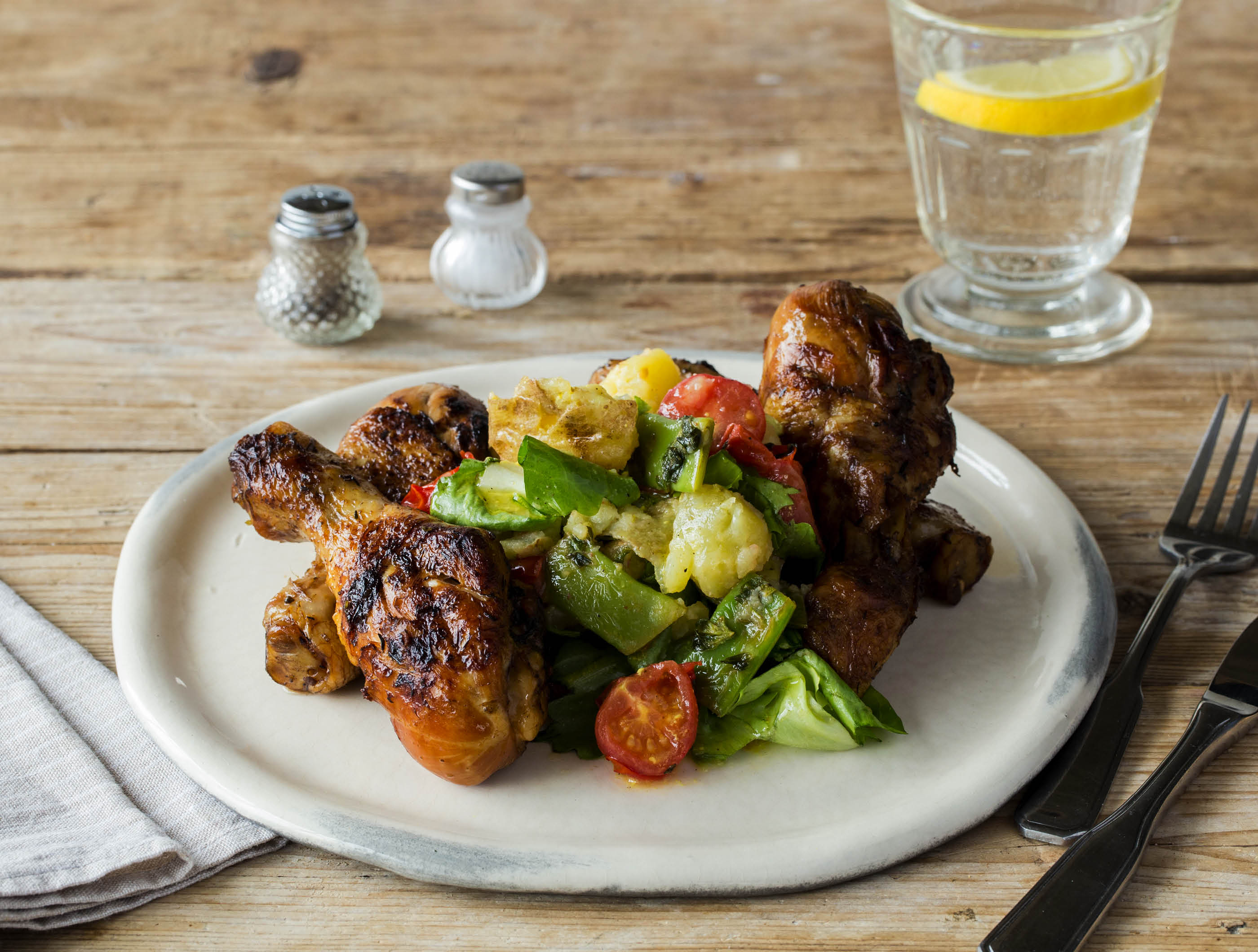 Groentestamppot met malse kipdrumsticks en dressing