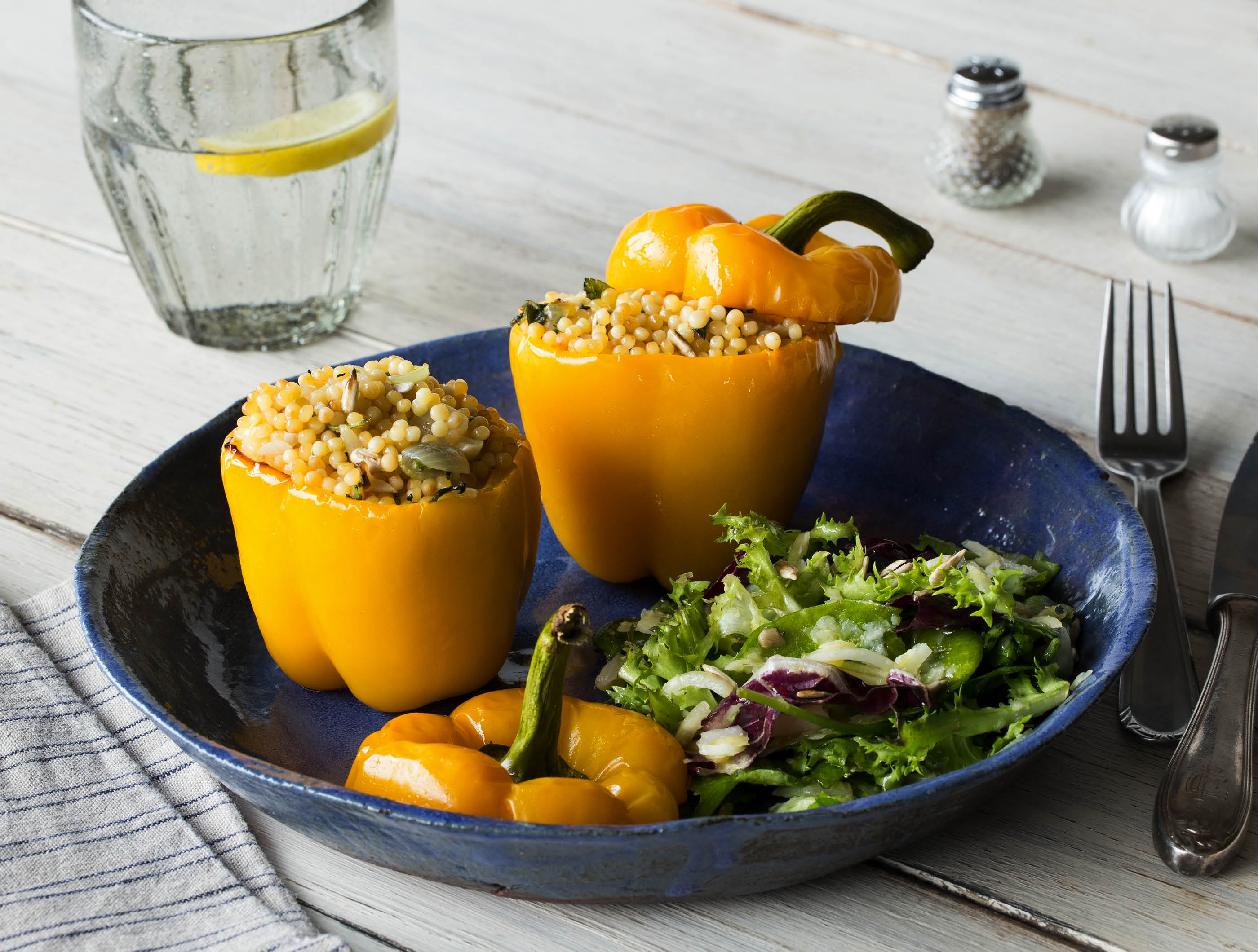 Gevulde paprika's met parelcouscous, zonnebloempitten en grana padano