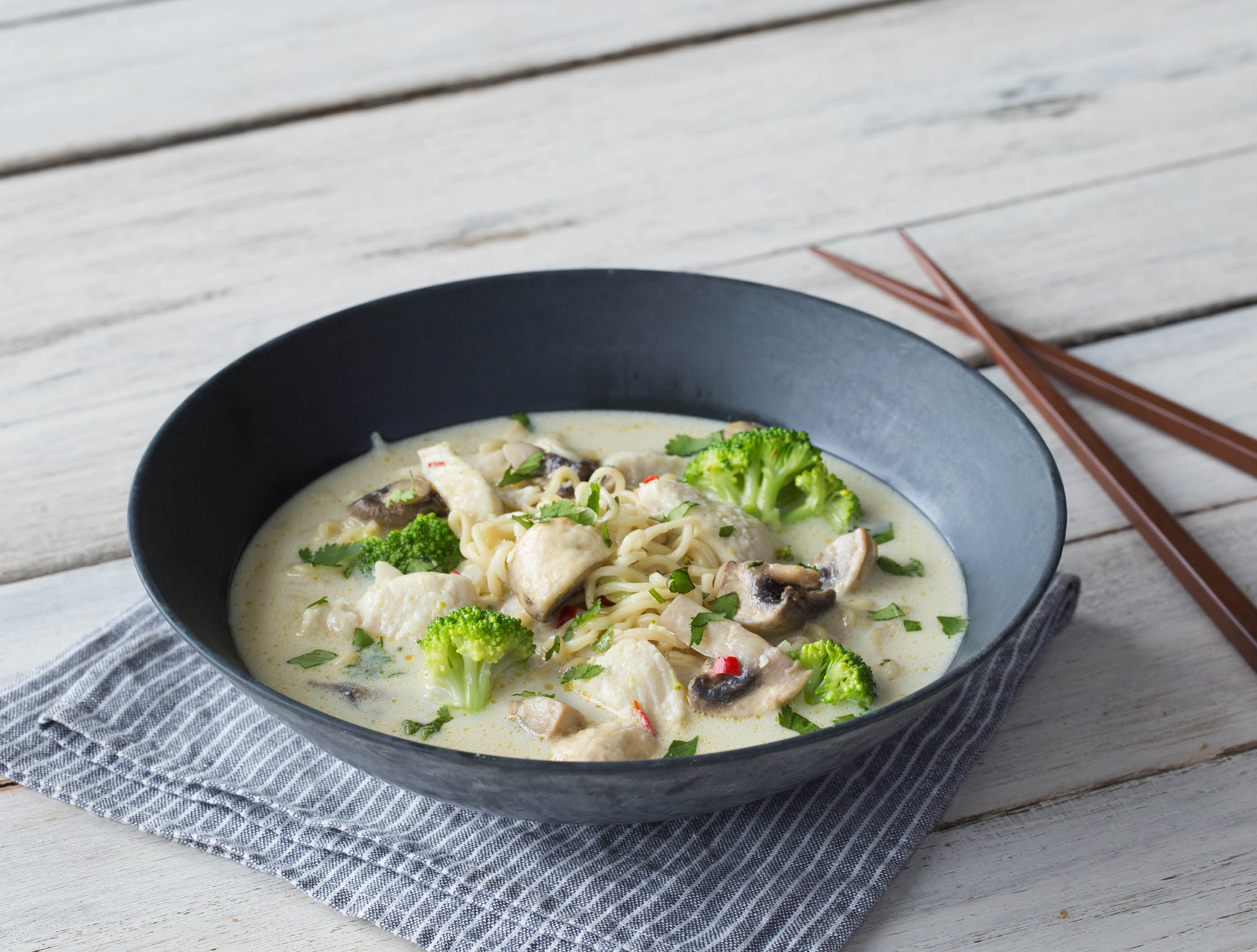 Kokos-vissoep met noedels en citroengras Een typisch Aziatische noedelsoep met koriander