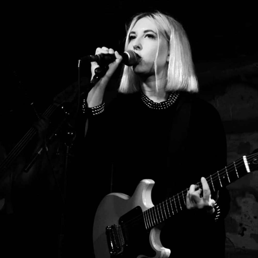 Singer-songwriter söker band i Stockholm
