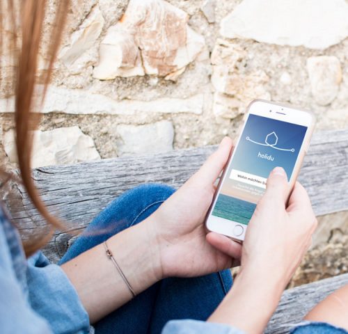 Frau mit Handy in der Hand Frau mit Handy in der Hand