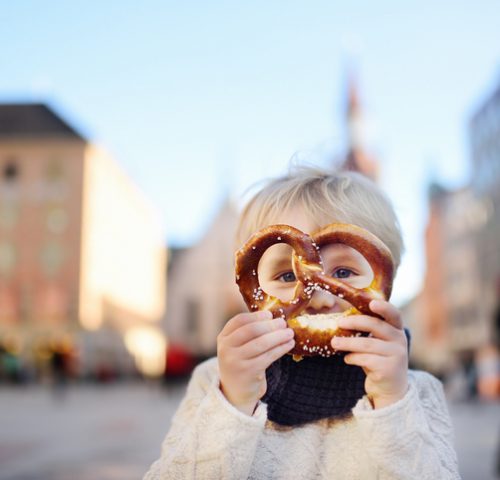 Junge mit Brezel Junge mit Brezel