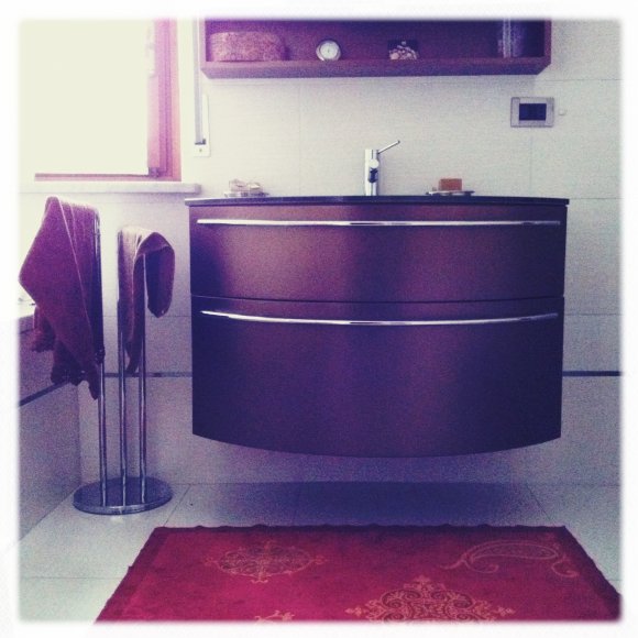 Il nostro bagno è piuttosto piccolo, per cui abbiamo cercato un mobile con il lavandino che fosse sospeso per alleggerire l'ambiente.