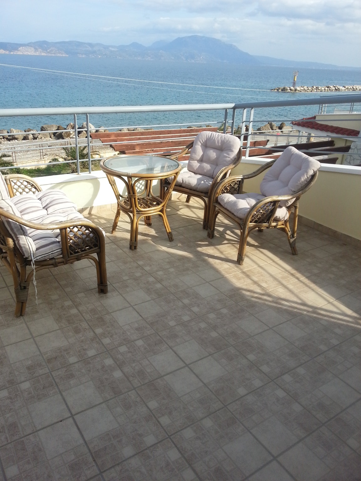 Haus mit 2 Schlafzimmern in Kiato mit herrlichem Meerblick und Terrasse 100 m vom Strand entfernt
