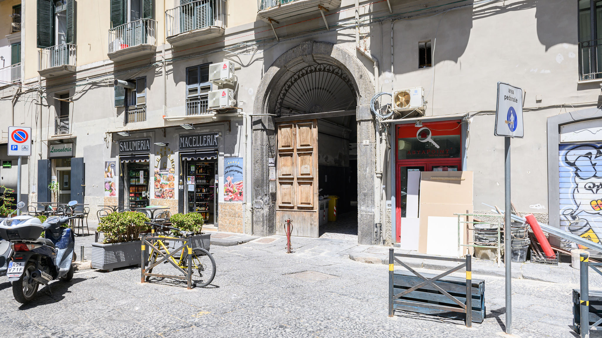 Piazza Portanova 11