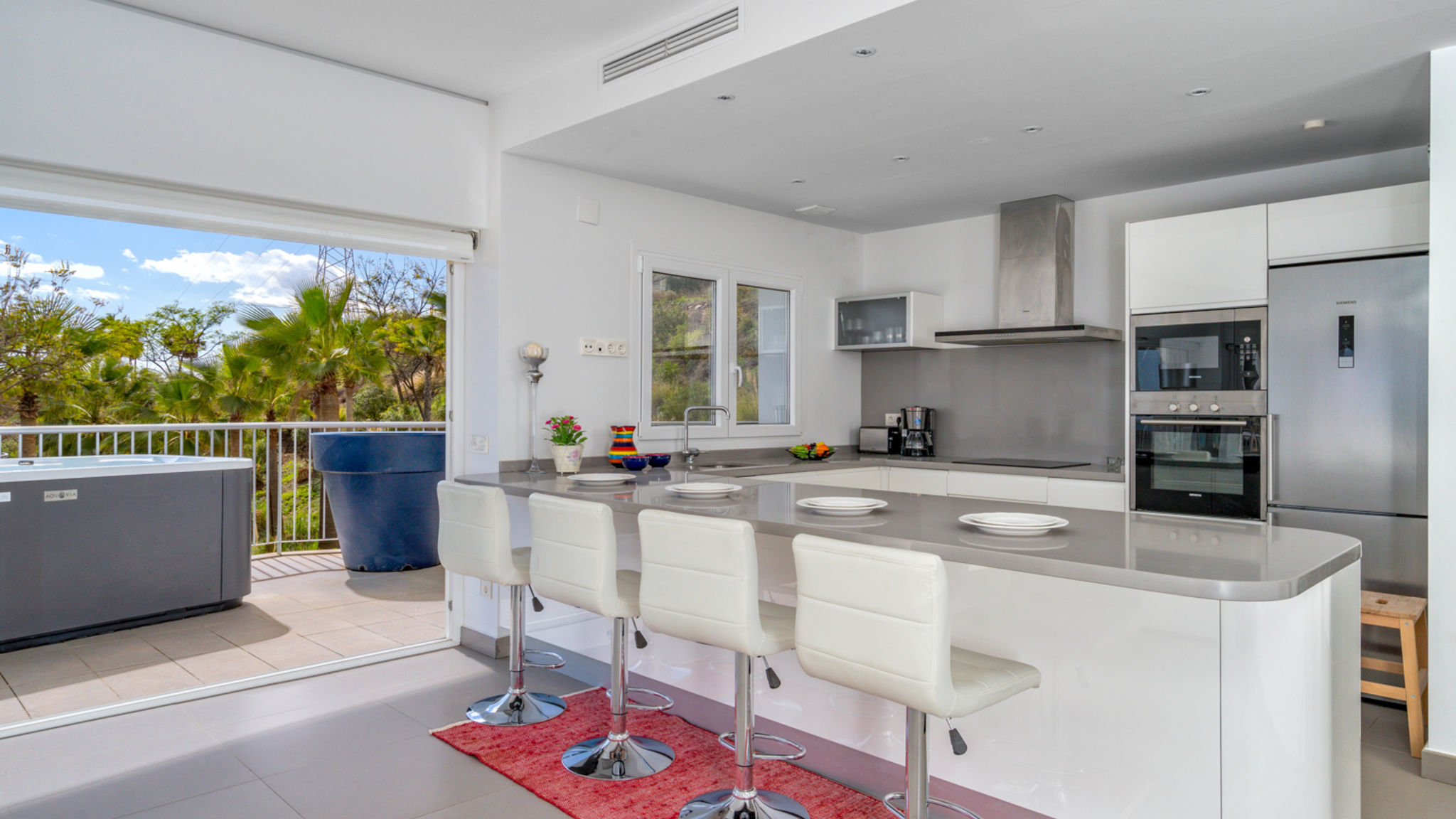 Sunny terrace with Jacuzzi in El Higueron Ref 26_OLD_OWNER