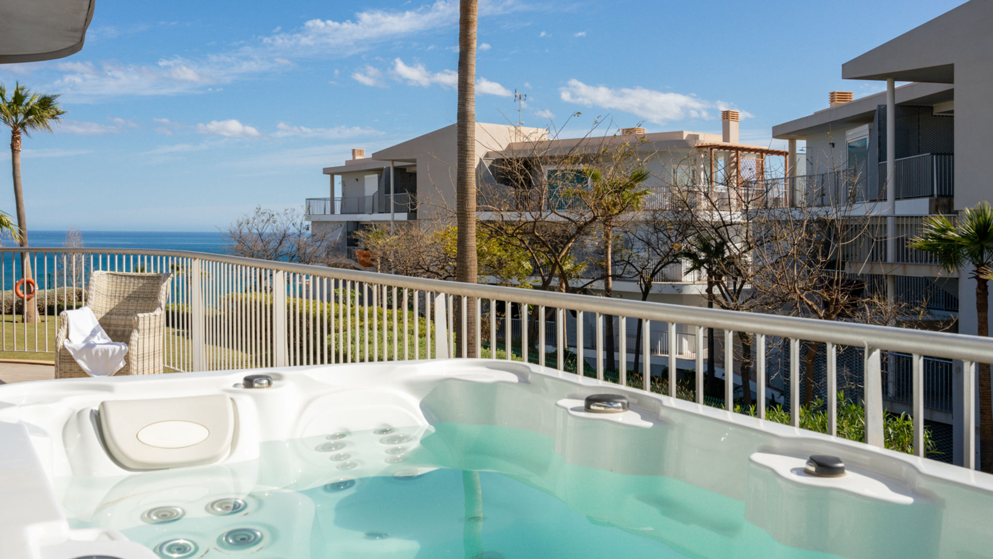 Sunny terrace with Jacuzzi in El Higueron Ref 26_OLD_OWNER