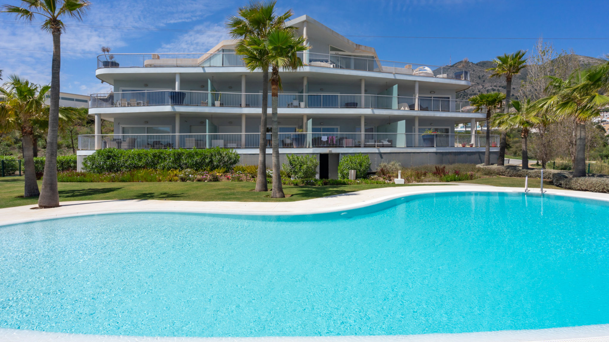 Sunny terrace with Jacuzzi in El Higueron Ref 26_OLD_OWNER