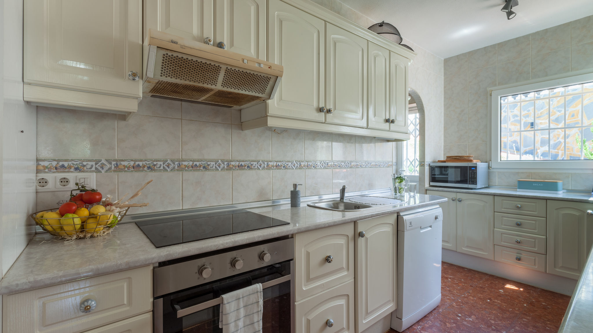 Stunning family villa with pool Ref 156