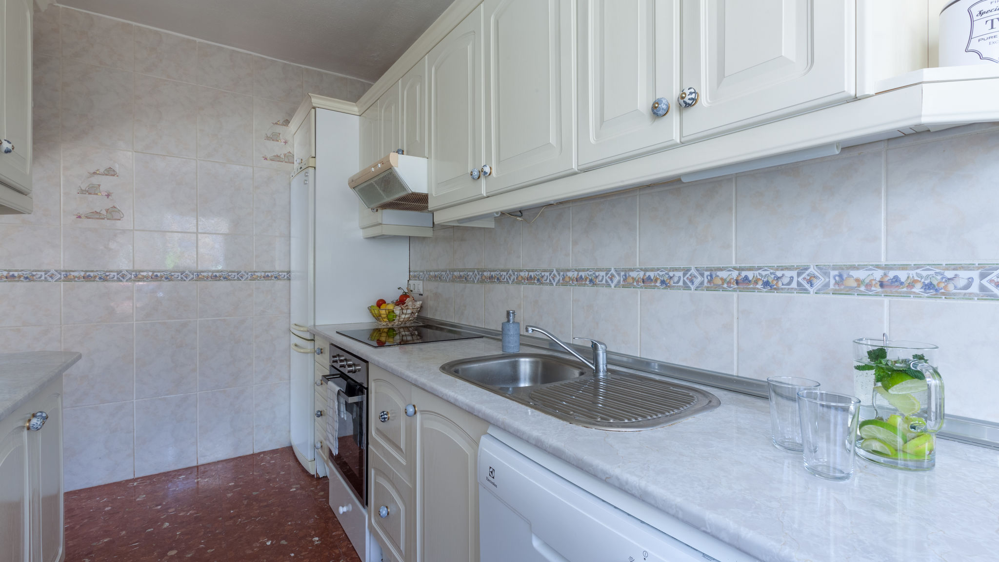 Stunning family villa with pool Ref 156