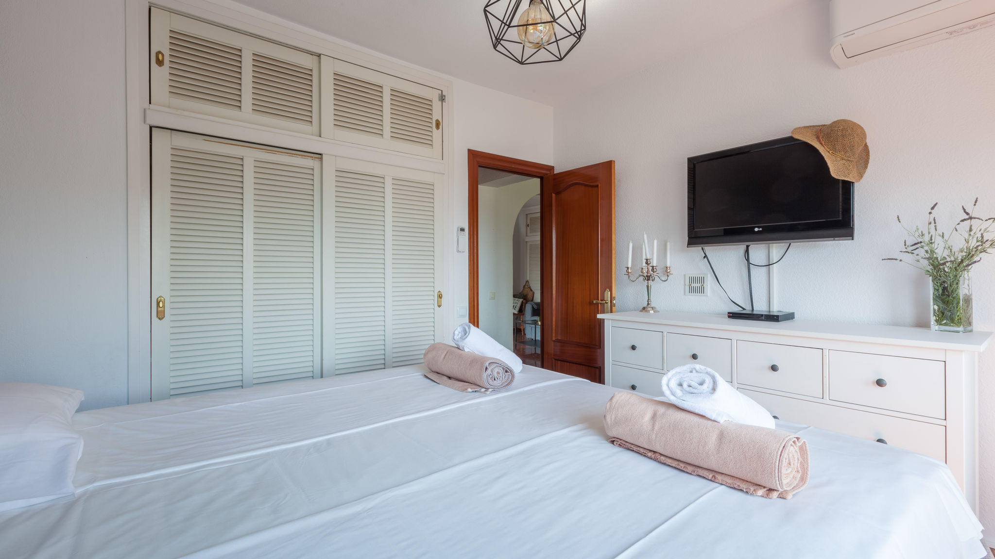 Stunning family villa with pool Ref 156