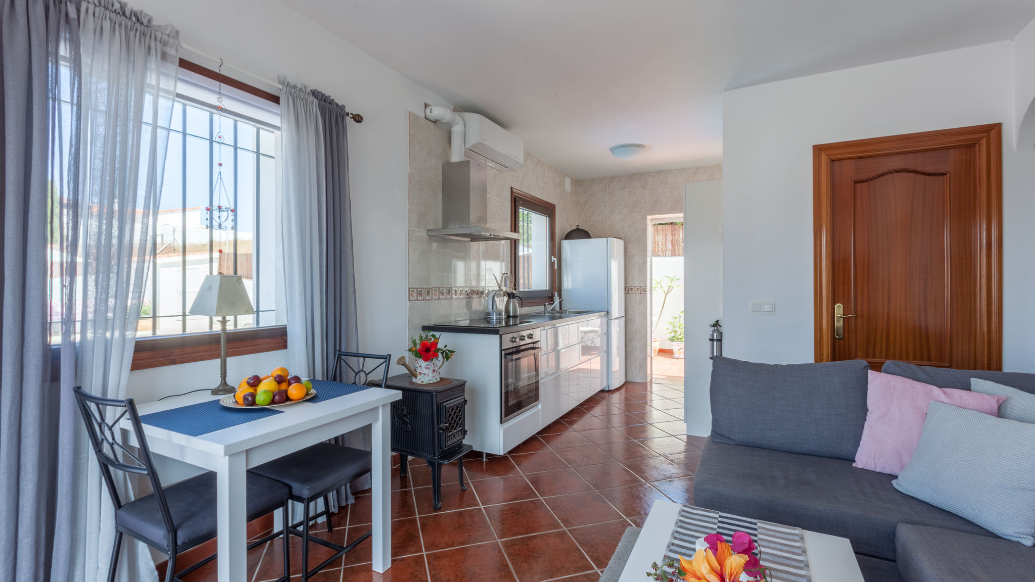 Stunning family villa with pool Ref 156