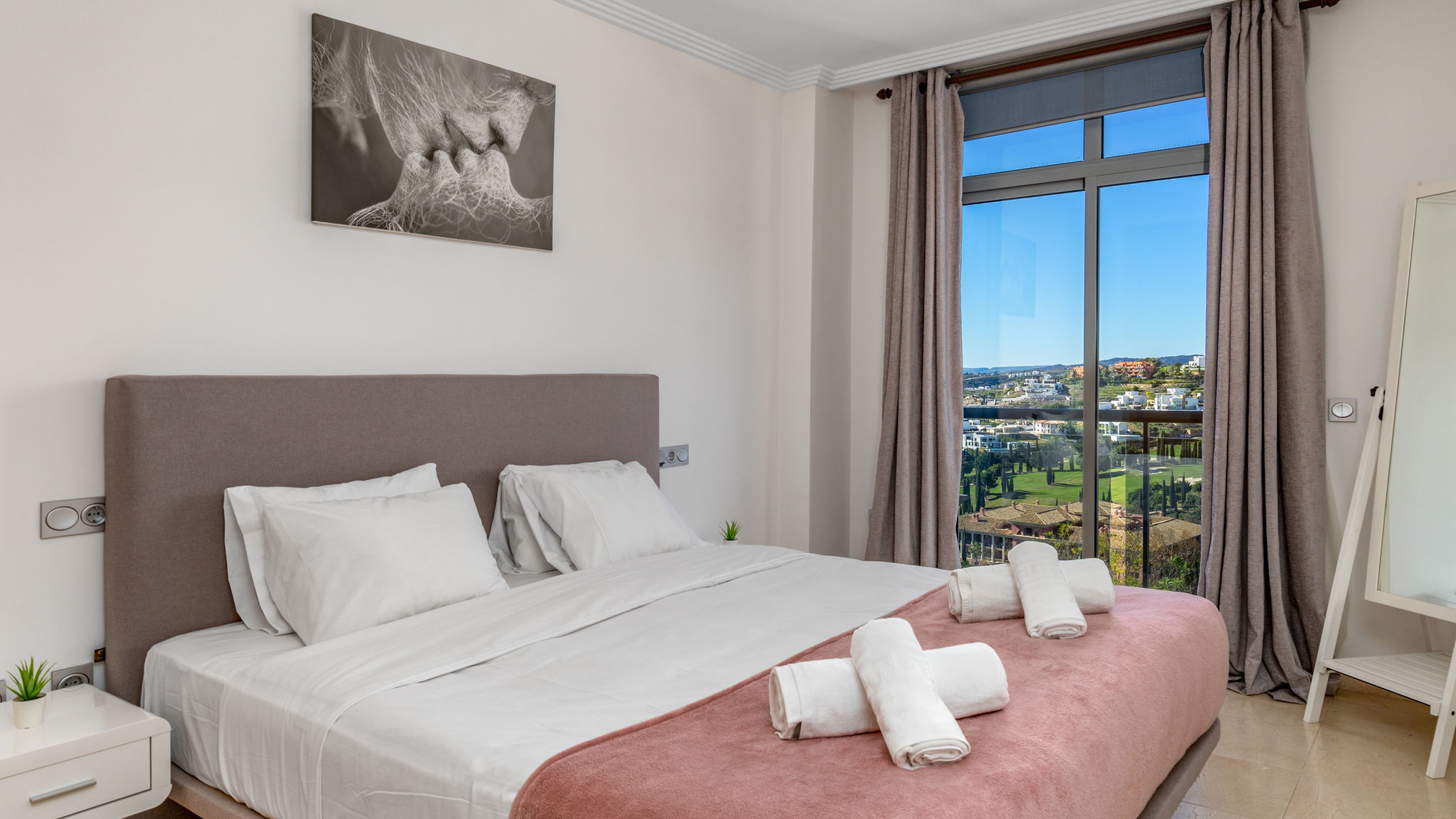 Stunning Apartment with Pool Ref M18