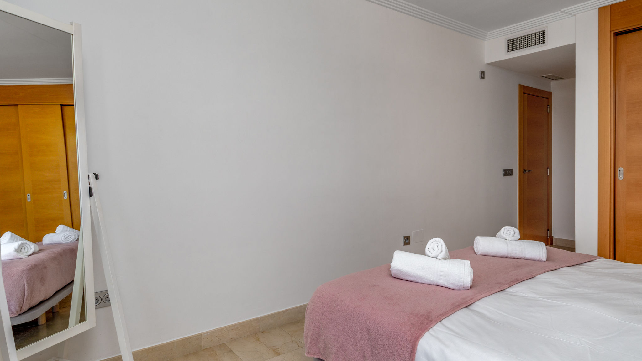 Stunning Apartment with Pool Ref M18