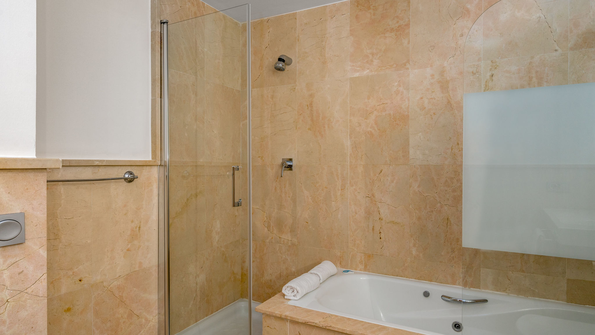 Stunning Apartment with Pool Ref M18