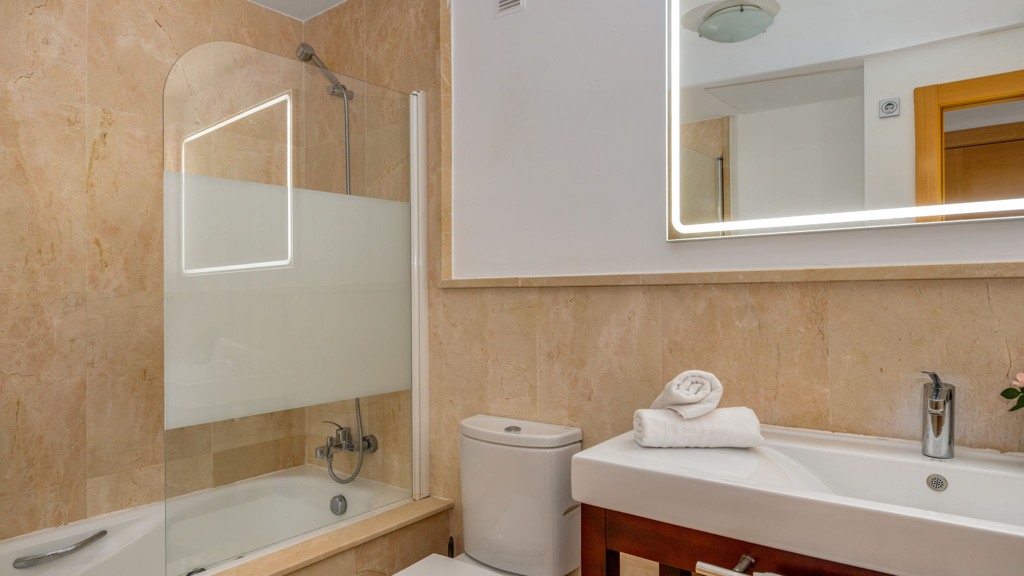 Stunning Apartment with Pool Ref M18