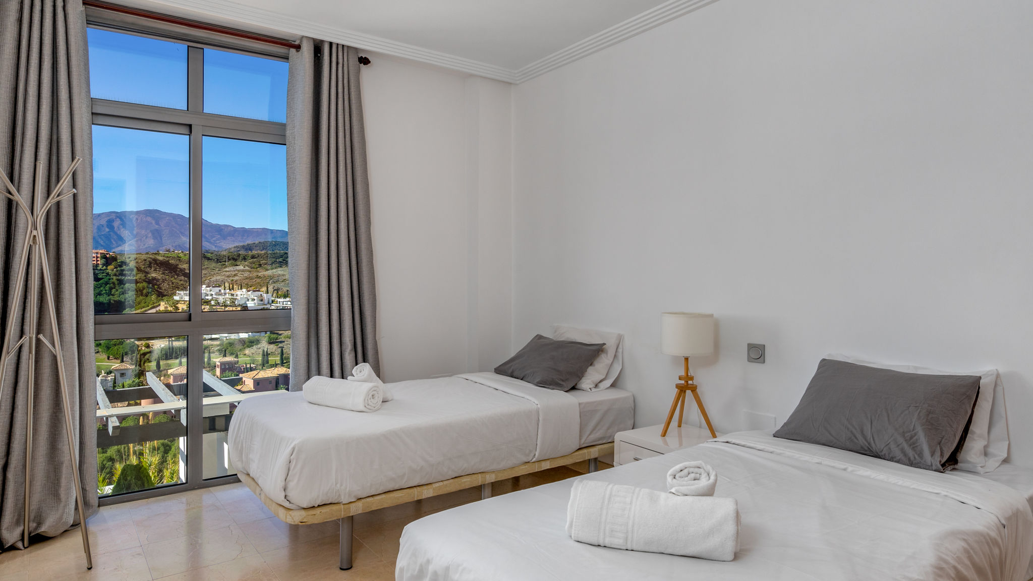 Stunning Apartment with Pool Ref M18