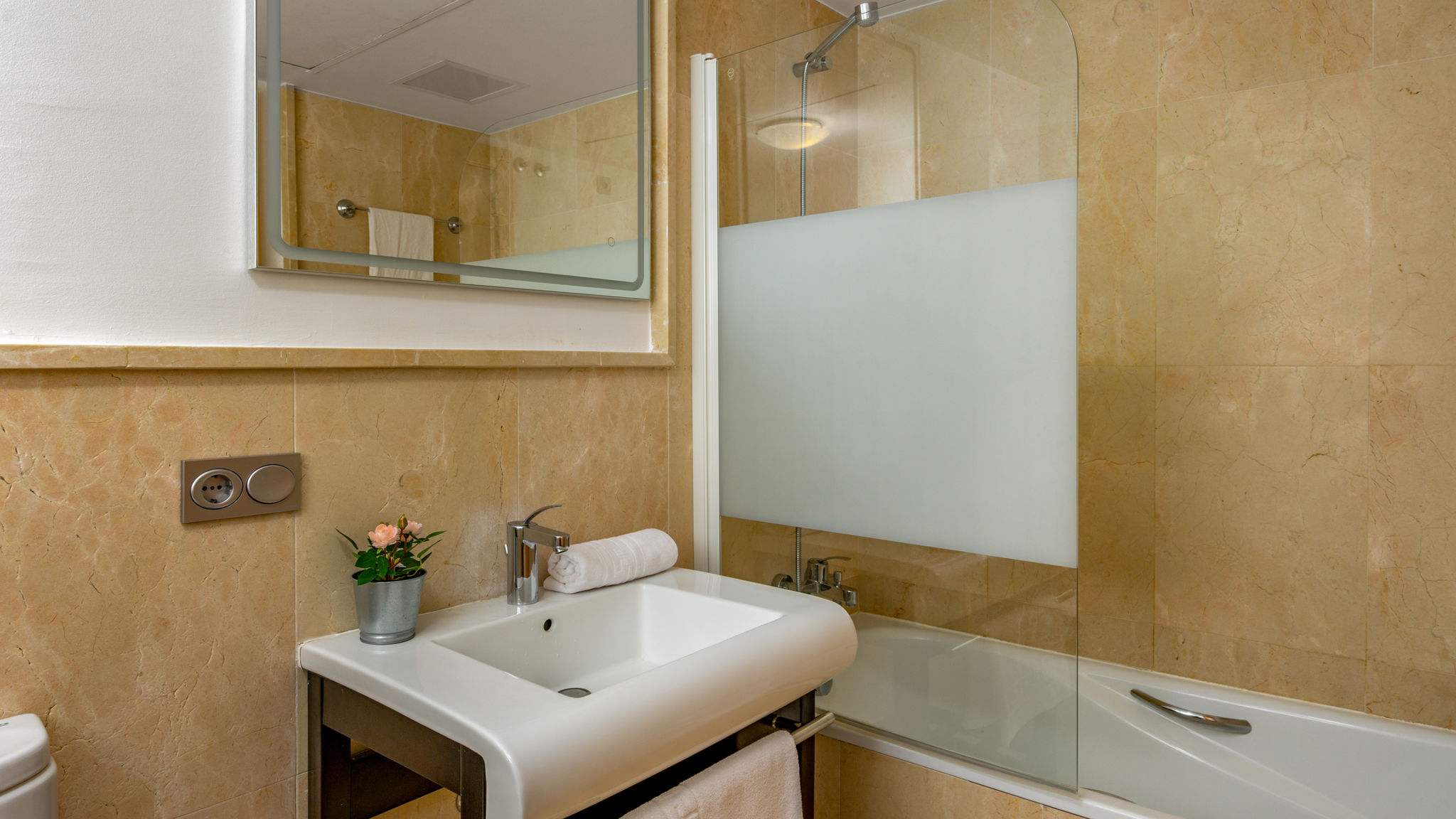 Stunning Apartment with Pool Ref M18