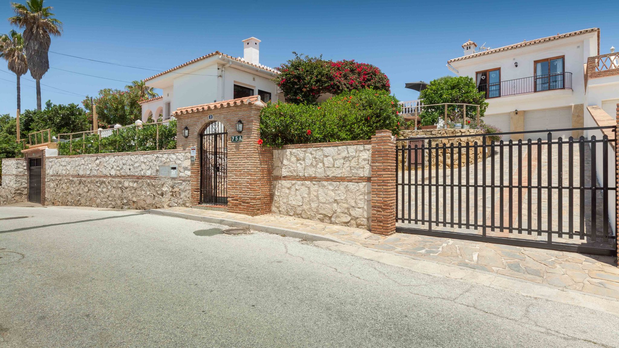 Stunning family villa with pool Ref 156