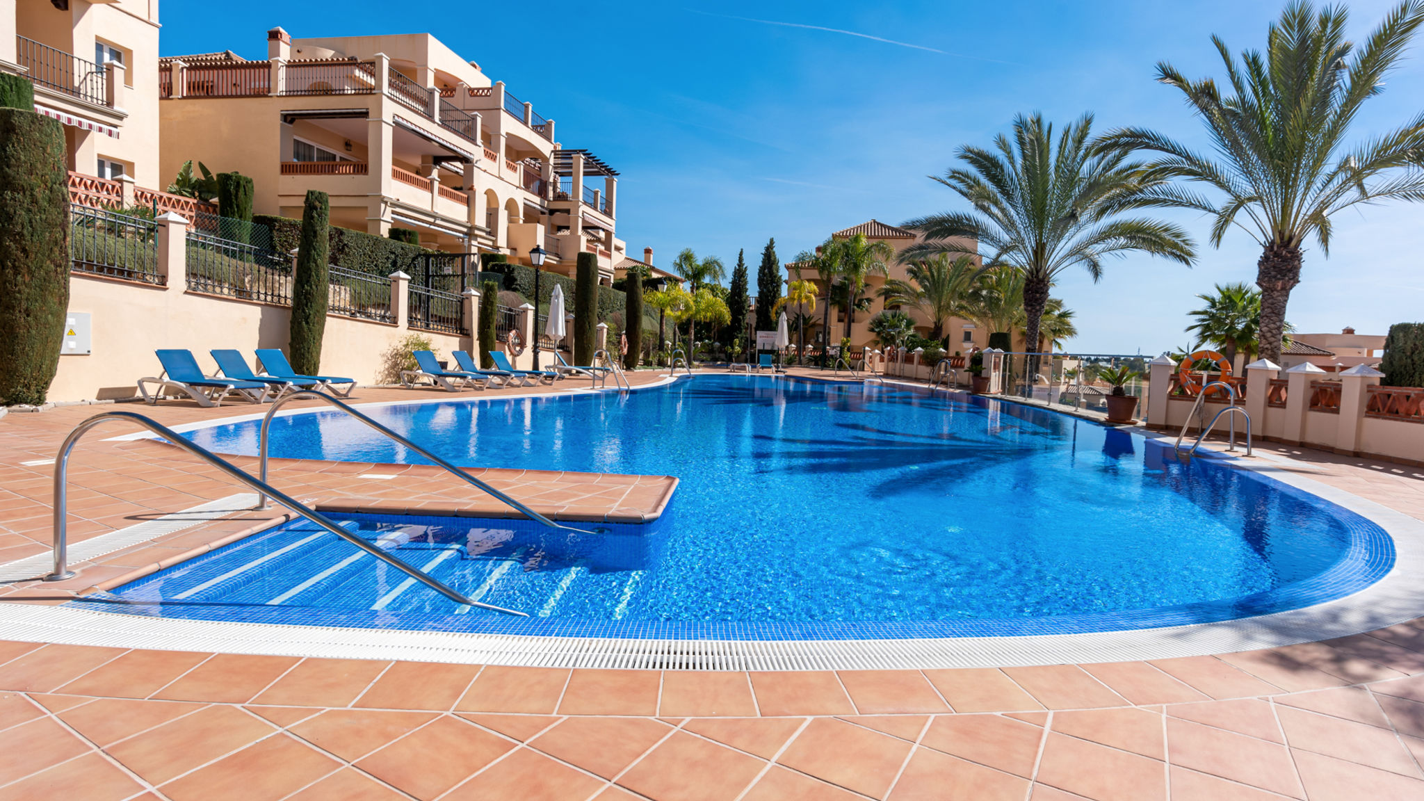 Lovely seaview flat with pool Ref M17