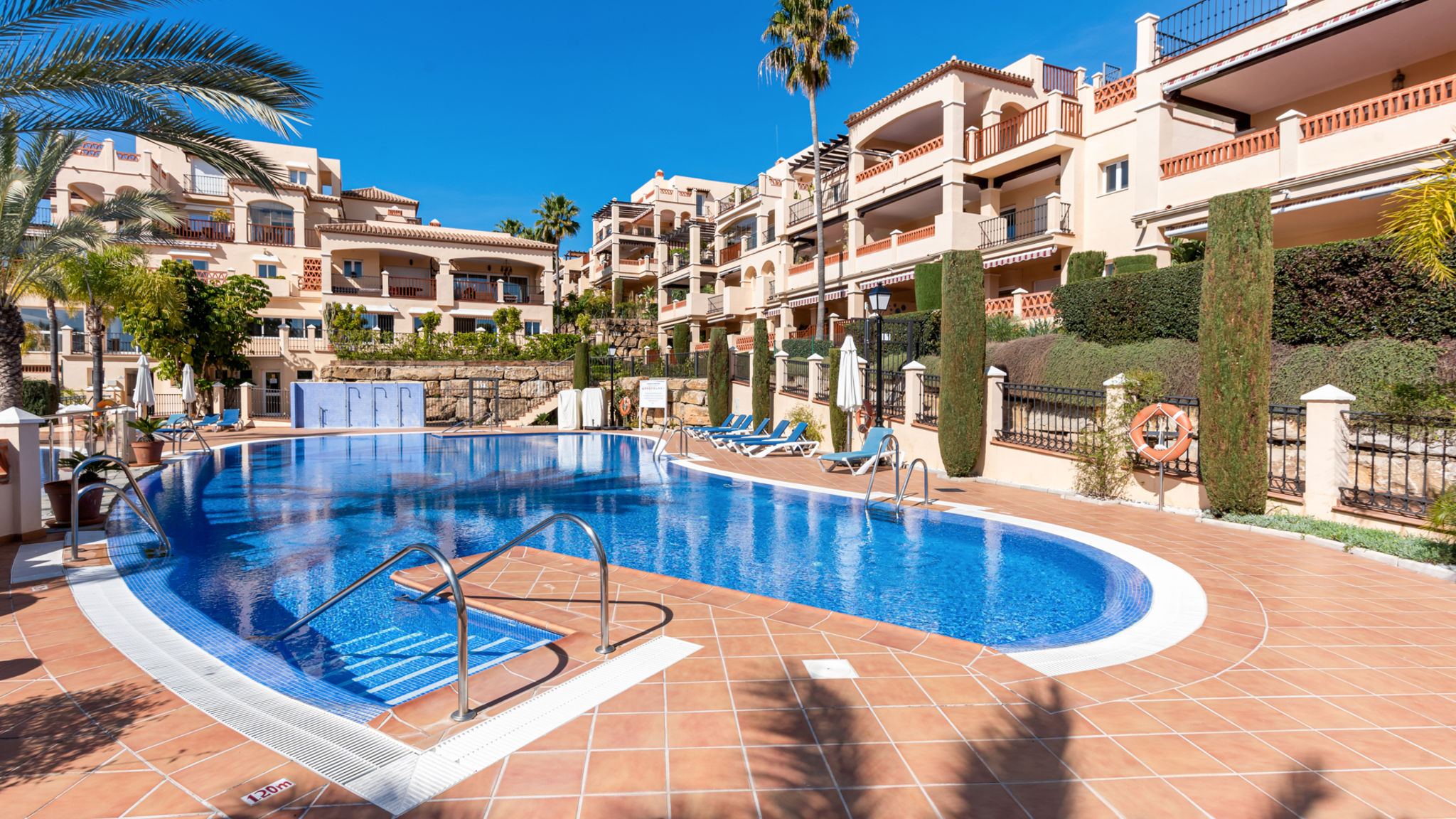 Lovely seaview flat with pool Ref M17
